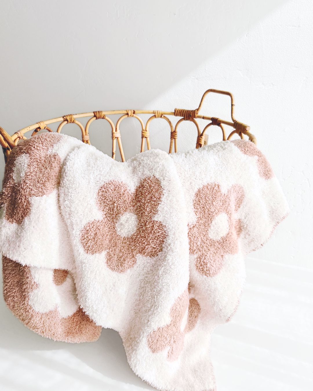 daisy-fuzzy-blanket-latte-915456.jpg
