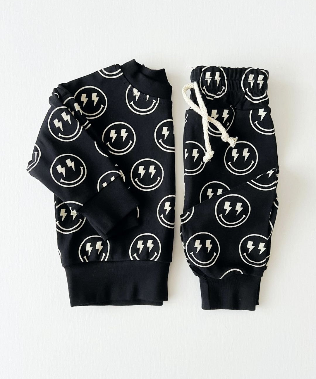 jogger-set-electric-smiley-772443.jpg