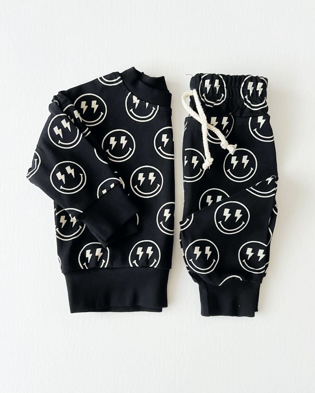 jogger-set-electric-smiley-772443.jpg