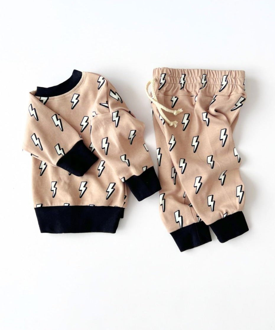jogger-set-lightning-bolt-457554.jpg